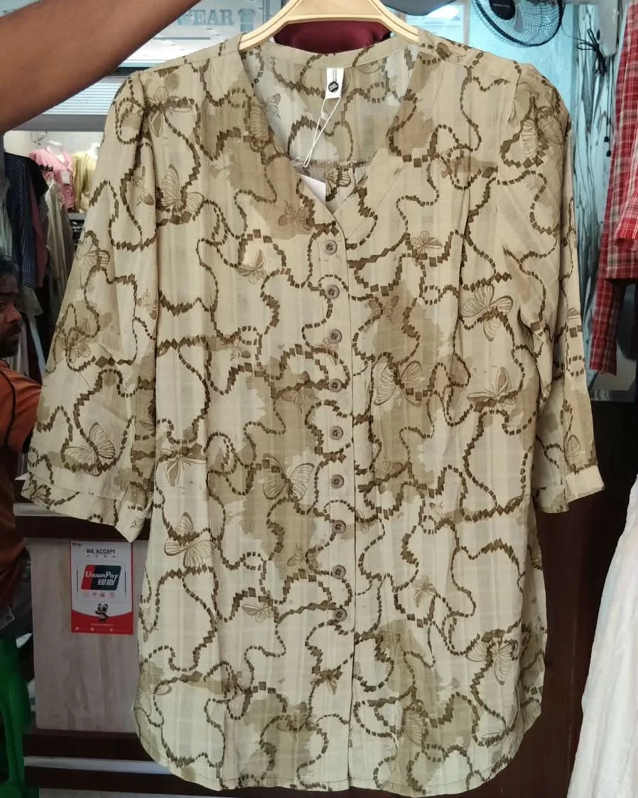 Women's Abstract Print V-Neck 34-Sleeve Button-Down Blouse